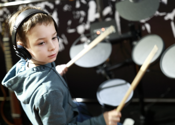 niño practicando instrumento musical concentrado