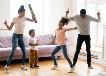 familia haciendo actividades musicales en casa con niños
