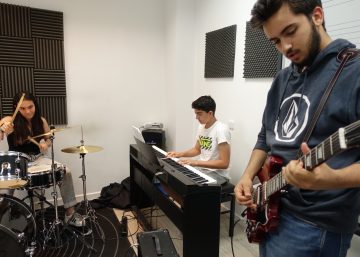 adolescentes tocando en un ensayo de combo de música moderna