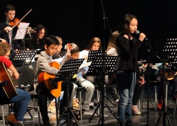 Alumnos de Sol Menor tocando juntos durante un concierto de la escuela de música